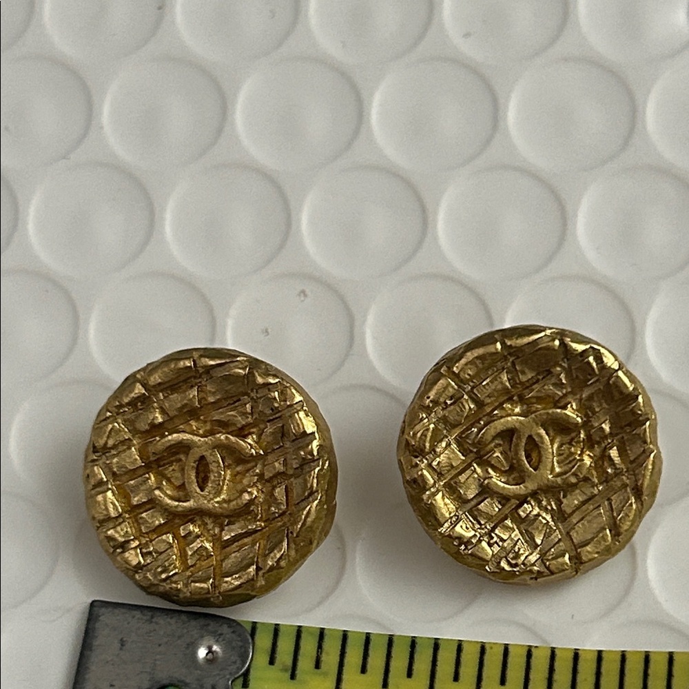 Vintage CHANEL Textured / quilted Gold buttons. Set of 2 - Picture 3 of 4